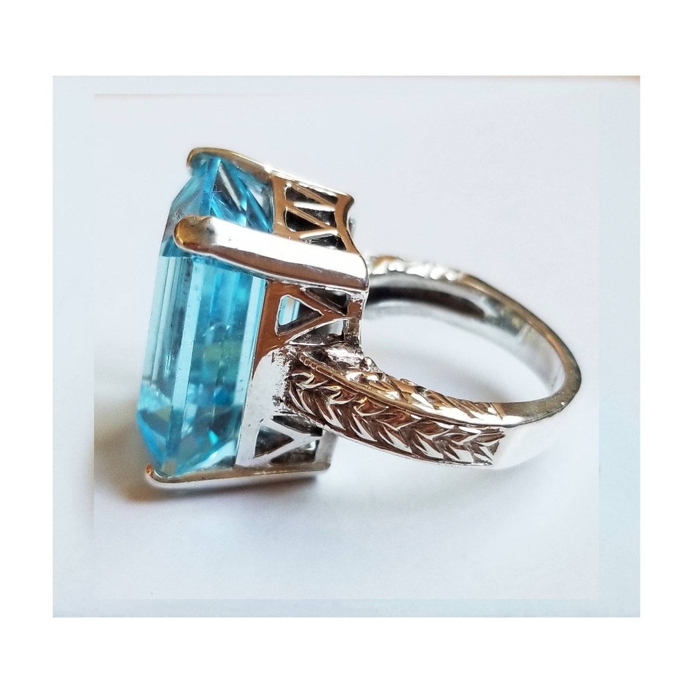 Genuine Blue Topaz Cocktail Ring Ring in Silver Setting 20 Carats - Picture 4 of 8